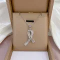 Elegante silberne Schleifen-Halskette mit glänzenden Zirkoniasteinen für modische Damen. - X0969 Silberne lange Schleife (Stahlfarbe)