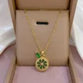 Elegante goldfarbene Kette mit grünem Zirkon Zitronenscheiben Anhänger und funkelndem Blatt. - Grüner Zirkonia Fruchtscheiben-Stil (X0475)