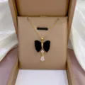 Elegante goldene Halskette mit schwarzer Samtschleife und funkelndem Zirkonia Anhänger Box. - Schwarzer Bogen-Zirkon-Anhänger (X0697)
