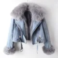 Detailaufnahme der stylischen kurzen Damen Jeansjacke mit flauschigem Fellkragen und Bündchen. - S / Blau