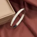 Edler Edelstahl Armreif mit weißer Perlmutt Einlage und funkelnden Zirkonia Steinen Damen. - Silber