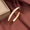 Edelstahl 18k vergoldeter Damen Mode Armreif Armband mit weißer Muschel und Kristallsteinen. - Roségold