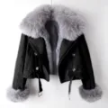 Kurze Damen Jeansjacke mit abnehmbarem Kunstfell Kragen und Kaninchenfell Futter Variante. - S / Schwarz
