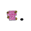Spilla in metallo smaltato ispiratore con margherite gialle e design di testo rosa. - Stile del Testo 2 (GOOD THINGS TAKE TIME)