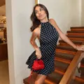 Detailansicht eines eleganten rückenfreien kurzen Kleides mit Polka-Dots schwarz-weiß. - S / Schwarz