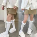 Chaussettes mi-hautes blanches en coton avec pompons moelleux, style mignon d'hiver. - Taille unique / Noir