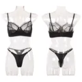 Conjunto de lencería de malla de encaje negro con sujetador chic y tanga de lunares. - S / Negro