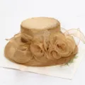 Detailansicht des eleganten champagnerfarbenen Organza Sonnenhutes mit Rüschenrand. - Einheitsgröße / 4-Blumen-Netzgewebe - Khaki