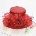 Nahaufnahme des roten Organza-Sonnenhuts mit feinen Mesh-Blumendetails, elegante Sommerstrandmütze. - Einheitsgröße / 4-Blumen-Netzgewebe - Weinrot
