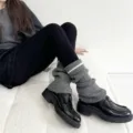 Collants noirs d'automne hiver assortis avec des jambières en tricot gris et mocassins. - Taille unique / Noir