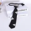 Cravatta JK in perle fatta a mano cravatta nera con decoro di perle a triangolo accessorio scolastico. - Stile 15