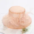 Nahaufnahme des eleganten Pfirsich-Organza-Sonnenhuts mit zartem Blumen-Netz-Besatz. - Einheitsgröße / 4-Blumen-Netzgewebe - Fleischrosa