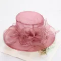 Nahaufnahme des eleganten rosa Organza Sonnenhuts mit schönen Rüschen und zartem Netzschleier. - Einheitsgröße / 4-Blumen-Netzgewebe - Taro-Lila
