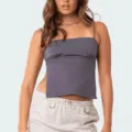 Detailaufnahme des einfarbigen, rückenfreien Trägertops mit geradem Ausschnitt für Damen. - S / Lila