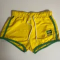 Gelbe Sportshorts mit gruenem Besatz und Brasilien Flagge Stickerei fuer den Sommer. - S / Shorts / Gelb