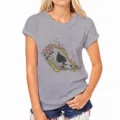 Detail van grijs kort mouw t-shirt met coole vlammende speelkaart grafische print. - S / Grijs