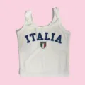 Canotta corta a costine bianca da donna con elegante ricamo a lettere blu e logo a scudo. - Taglia S / Top / Bianco