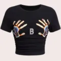 Schwarzes Crop Top mit buntem Hand Motiv und Strass Buchstabe B im Detailansicht Bereich. - S / Stil B