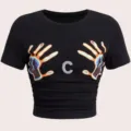 Nahaufnahme des schwarzen Kurzarm-Crop-Tops mit Hand-Grafik und Strass-Buchstabe C. - S / Stil C