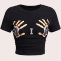 Schwarzes Kurzarm-Crop-Top mit buntem Hand-Grafikdruck und Strass-Buchstabe I. - S / Stil I