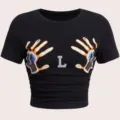 Schickes figurbetontes Kurzarm Crop Top mit auffälligem Print und Buchstaben Akzent. - S / Stil L