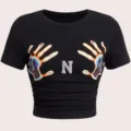 Nahaufnahme des schwarzen Kurzarm-Crop-T-Shirts, Hand-Grafikprint und Strass-Buchstabe N. - S / Stil N