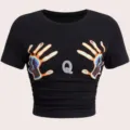 Schwarzes Crop-Top, kurze Ärmel, Rundhalsausschnitt, cooler Handabdruck mit Strass Q. - S / Stil Q