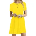 Vista detallada de un vestido corto amarillo liso, con cuello redondo y tela suave. - S / Amarillo