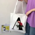 Borsa in tela di cotone con lettera nera A e stampa floreale ideale per ogni giorno. - Lettera A / 15x13