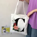Borsa shopper in tela bianca con grande lettera C nera e stampa floreale vintage. - Lettera C / 15x13