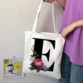 Borsa shopper in tela con lettera E nera e stampa floreale, comoda borsa casual. - Lettera E / 15x13