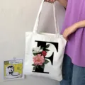 Borsa shopper in tela bianca con lettera F nera e stampa floreale, borsa casual giornaliera. - Lettera F / 15x13