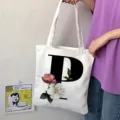 Borsa shopper in tela bianca con lettera P nera e stampa floreale, borsa a spalla casual. - Lettera P / 15x13