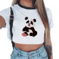 Primer plano detallado del lindo diseño de panda de dibujos animados en el top corto. - S / Blanco