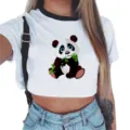 Vista detallada del crop top de manga corta con estampado de panda y cuello contrastante. - S / Blanco