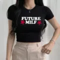 Schwarzes Kurzarm-Crop-Top mit auffälliger Schrift und roten Sternen, Streetwear. - S / Oberteile / Schwarz