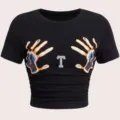 Nahaufnahme des schwarzen Crop-T-Shirts mit Handabdruck-Grafik und Strass-Buchstabe T. - S / Stil T
