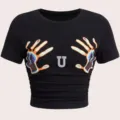 Schwarzes kurzarm crop top fuer frauen mit stilvollem handabdruck und buchstabe u design - S / Stil U