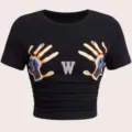 Schwarzes figurbetontes Kurzarm-T-Shirt mit abstraktem Handabdruck und Strass-W-Buchstaben. - S / Stil W