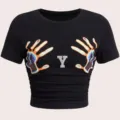 Nahaufnahme des schwarzen Crop-Tops mit kreativem Hand-Print und Strass-Buchstabe Y. - S / Stil Y