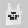 Weißes ärmelloses Crop-Top Y2K Rippshirt mit coolem Spruch-Druck für Streetwear. - Fetter Slogan Druck