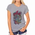 Detalle de camiseta gris de manga corta para mujer con estampado de calavera colorida. - S / Gris