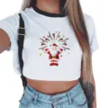 Detail van de witte crop top met een feestelijke kerstmanprint en kleurrijke linten. - 923