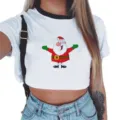 Close-up van de witte crop top met feestelijke cartoon kerstman print en zwarte kraag. - 928