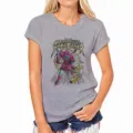 Camiseta gris de manga corta con un estampado gráfico dinámico de calavera de hockey en el pecho. - S / Gris