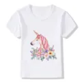 Simpatico t-shirt bianca per bambini a maniche corte con grazioso unicorno e stampa floreale. - 24M / Bianco