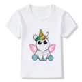 Vista dettagliata t-shirt bianca maniche corte bambini con grazioso unicorno. - 24M / Bianco