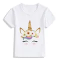 Primo piano di t-shirt bianca per bambini con corno d'unicorno dorato e corona floreale. - Bianco 2436 / 24M