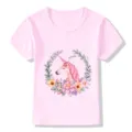 Dettaglio in primo piano della simpatica stampa unicorno ad acquerello sulla maglietta rosa. - Rosa 837 / 24M