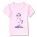 Primo piano di una t-shirt rosa per bambini con una simpatica stampa unicorno arcobaleno. - Rosa 954 / 24M